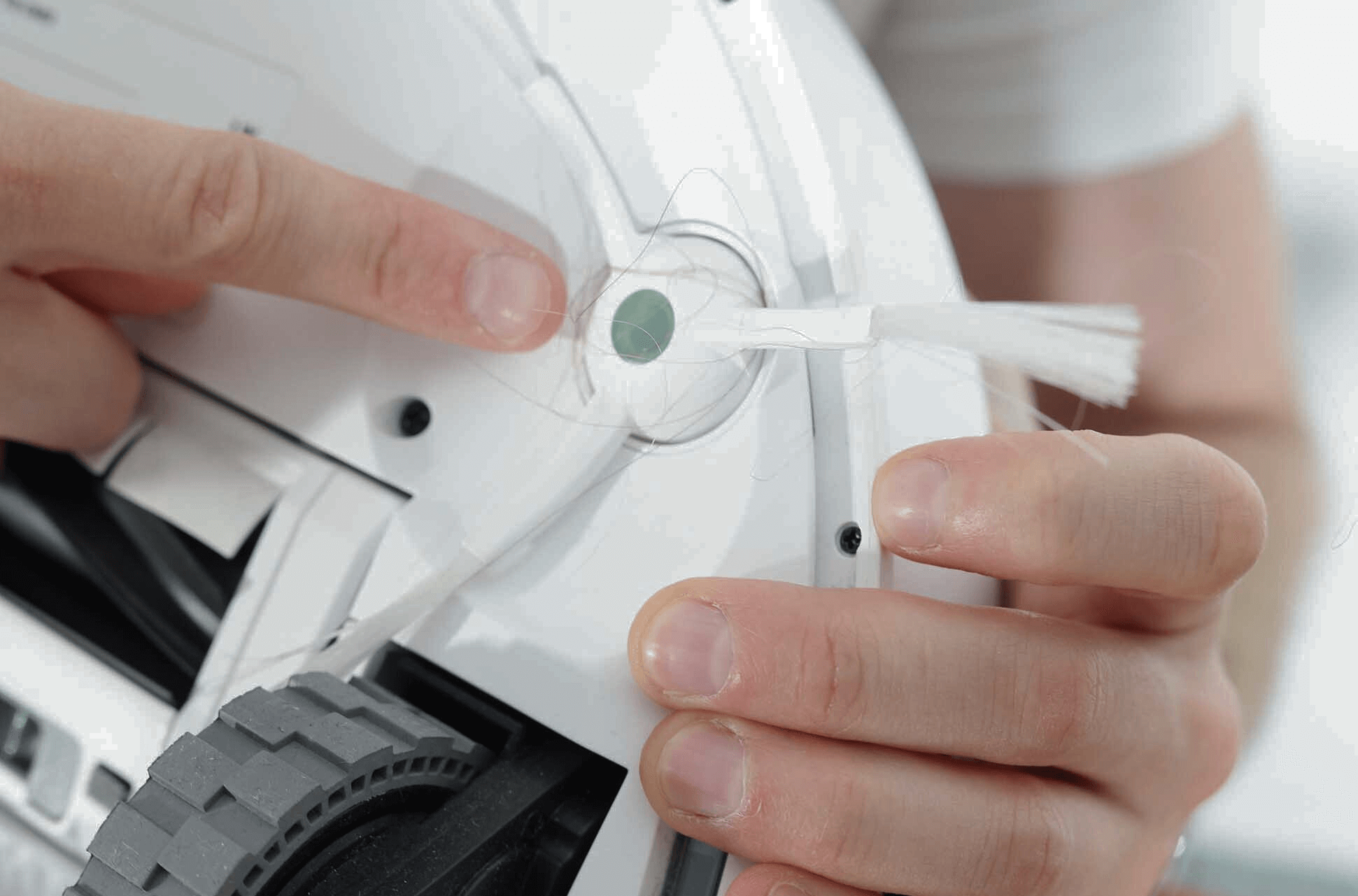 Die Seitenbürste des ECOVACS DEEBOT T20 OMNI wird abgenommen.